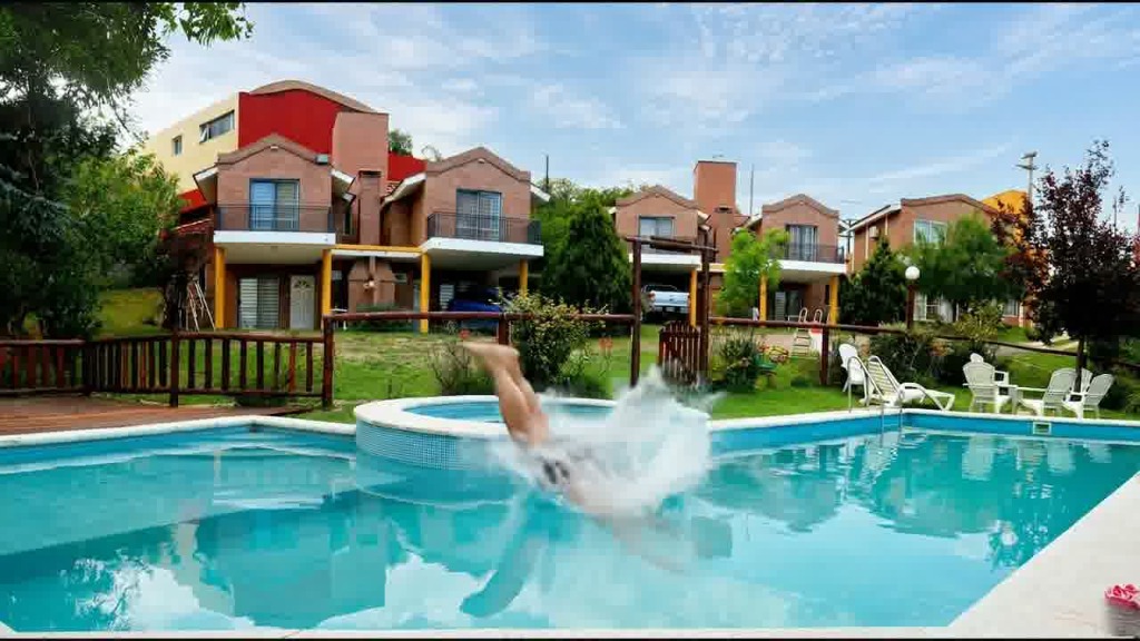Zambullida y disfrute en la piscina de Complejo Manakel